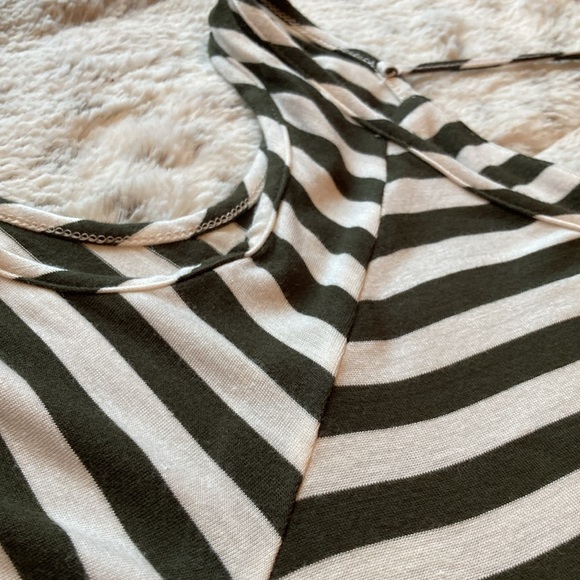 Cold shoulder top. Size M. - Picture 5 of 11